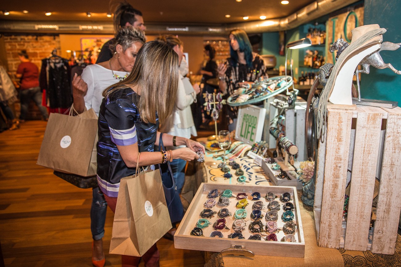 https://entrepreneursocialclub.com/wp-content/uploads/2016/11/2016-11-10-Holiday-Shopping-at-NOVA-535.jpg
