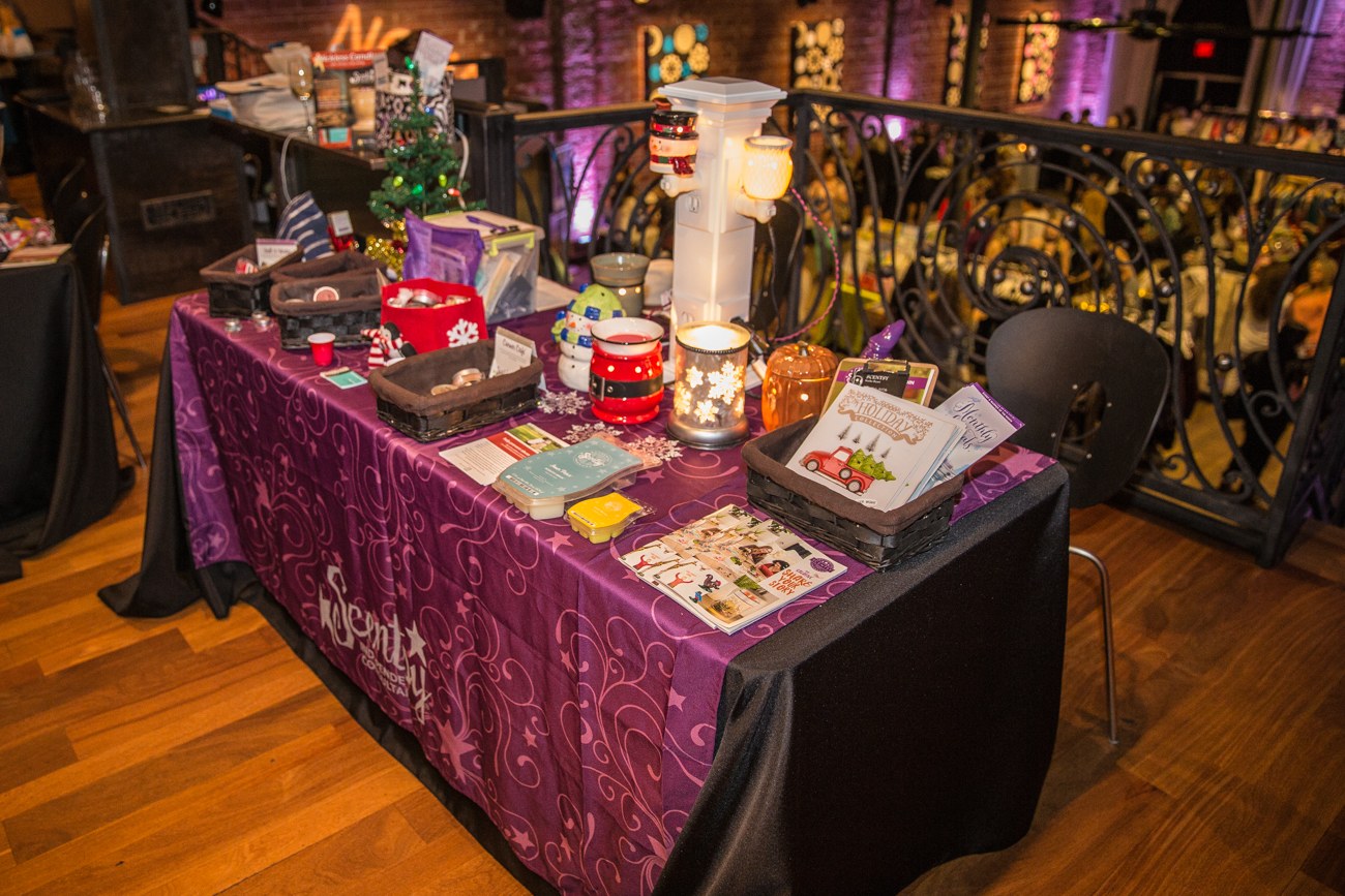 https://entrepreneursocialclub.com/wp-content/uploads/2016/11/2016-11-10-Holiday-Shopping-at-NOVA-535.jpg