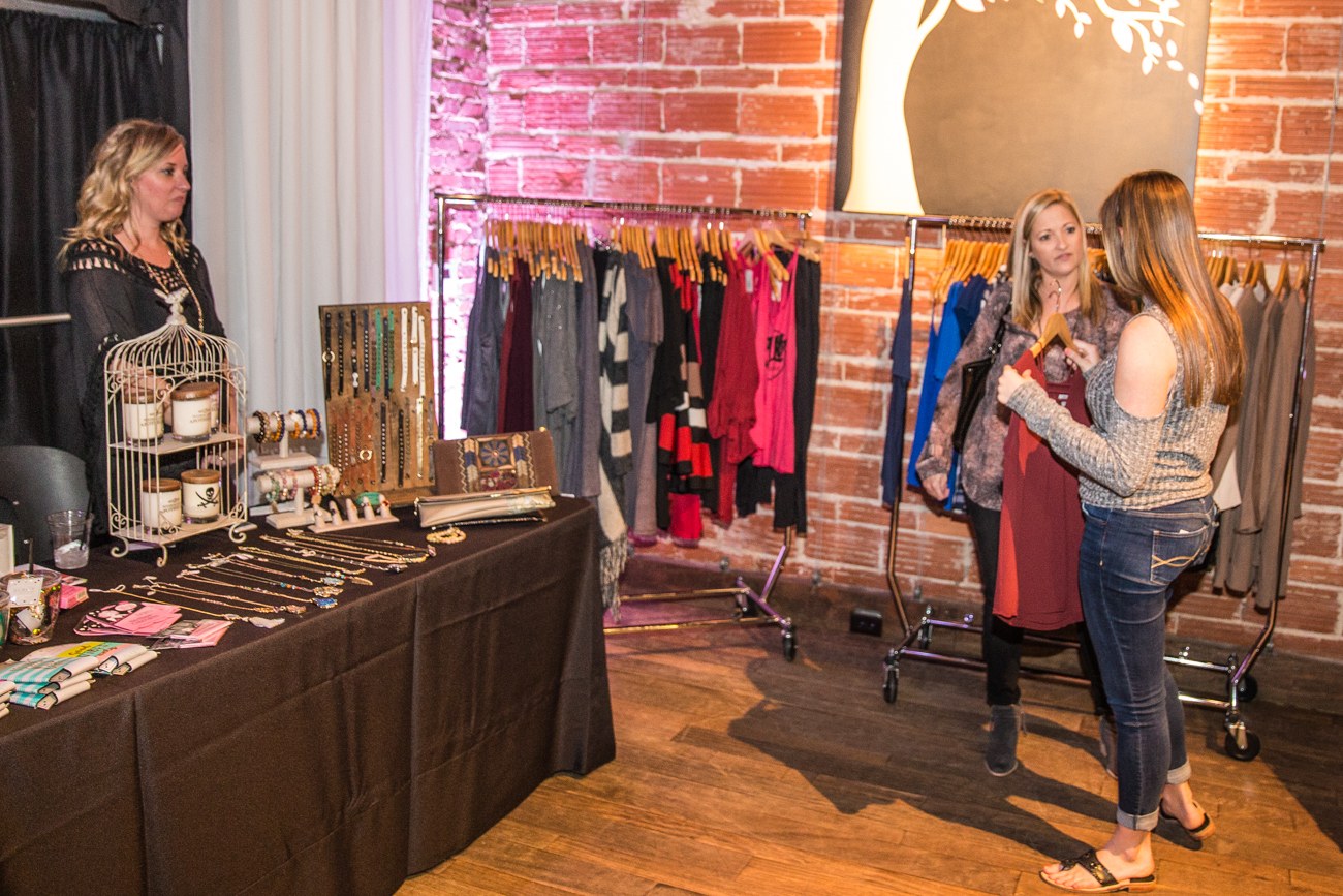 https://entrepreneursocialclub.com/wp-content/uploads/2016/11/2016-11-10-Holiday-Shopping-at-NOVA-535.jpg